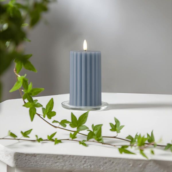 blaue LED Stumpenkerze - Flamme Stripe - mit geriffelter Oberfläche - warmweiß, Timerfunktion